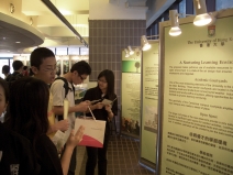 Student ambassadors introducing the Centennial Campus Project to visitors on HKU’s Information Day and Open Day in October 2007.