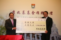 Dr Lee Shau Kee presents a cheque of HK$500 million to Professor Lap-Chee Tsui at the donation ceremony held on November 22, 2007.